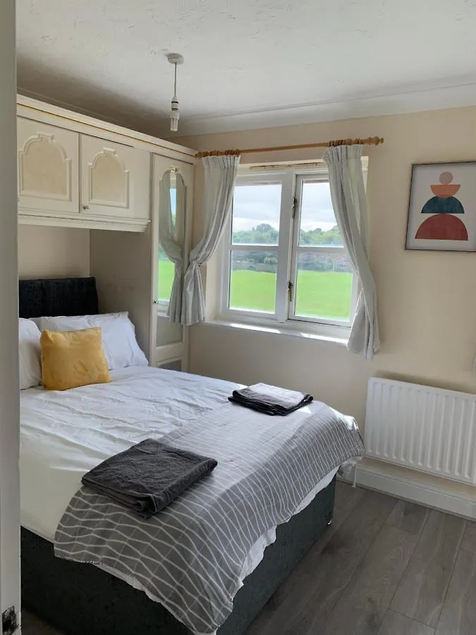 Lewisham Contractors' Haven: Spacious 3-Bedroom with Parking & Wi-Fi London