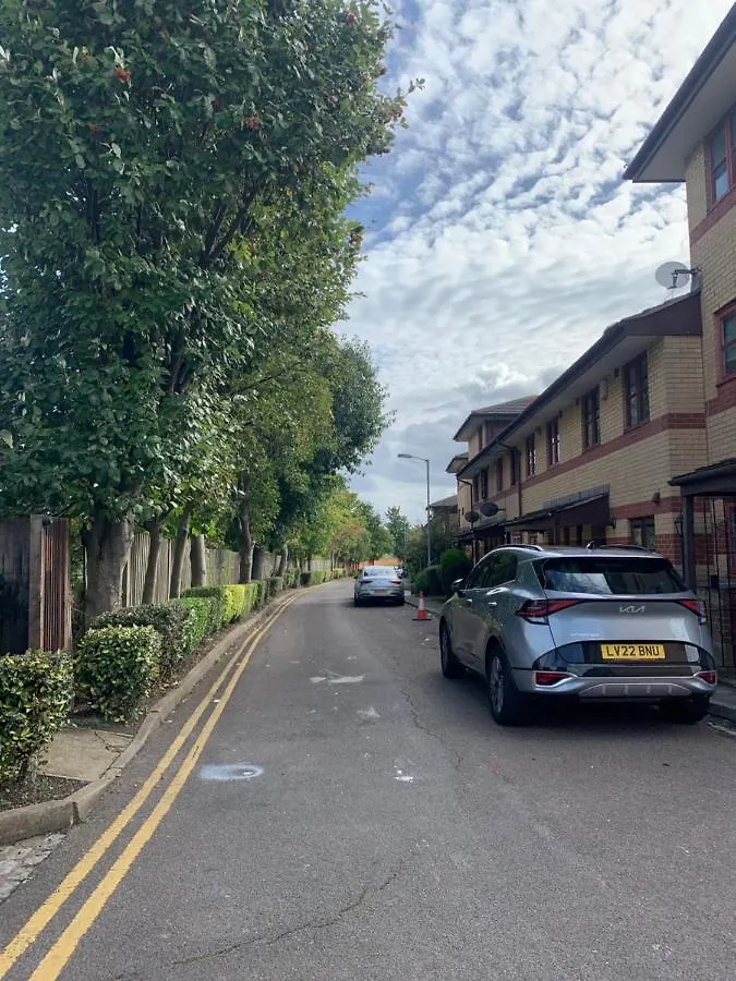 Large, Spacious 3 Bedroom Sleeps 6, Apartment For Contractors And Holidays In Lewisham, Greater London - 1 Free Parking Space & Free Wifi location