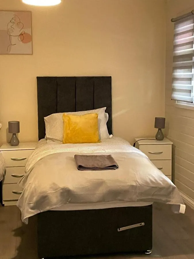 Lewisham Contractors' Haven: Spacious 3-Bedroom with Parking & Wi-Fi London 0*,