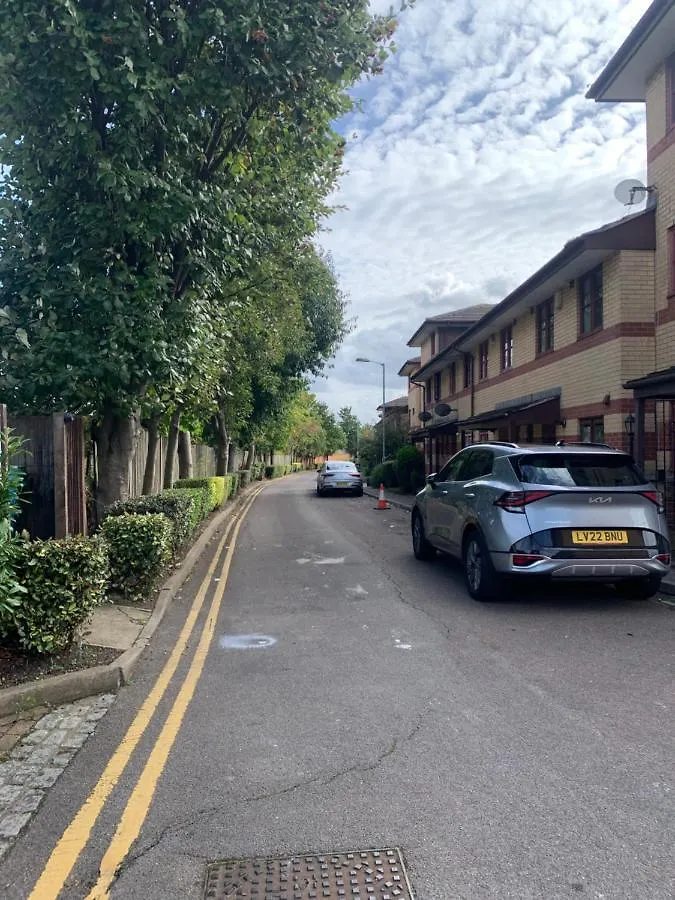 Lewisham Contractors' Haven: Spacious 3-Bedroom with Parking & Wi-Fi London United Kingdom